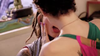 Dread Hot debutira z intrigantno lezbično sceno s tetovirano Jully Delarge