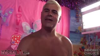 Nemůžu se nabažit této ultimátní žraní prdelí orgie část 4