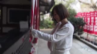 O Sorriso Fofo de Ana Kozue Brilha na Viagem de Carro Quente às Fontes Termais