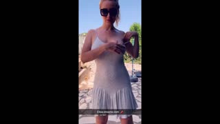 Hej, fangede frække flashing snaps i vild sex udfordring på stranden