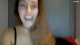 این دختر بریتانیایی可爱 با تیت های بزرگ روی کام نشان می‌دهد