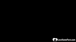 റെഡ്ഹെഡ് മിൽഫ് ഒരു റോക്ക്-സോളിഡ് കോക്ക് ക്രേവ്സ്