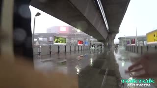 TUKTUKPATROL predstavi tesno piško najstnico 18+ 18+ ki sprejema tuji kurac