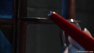 Cosa succede quando un ragazzo domina un'interrogatrice bionda prosperosa?