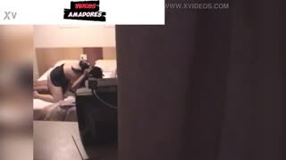 मुलगा पालकांच्या पलंगावर त्याच्या मुलीला चोदतो स्निकी कॅमने