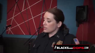 استود سیاه مادرخوانده‌های داغ را با کوبیدن سخت در استودیو موسیقی مسلط می‌کند