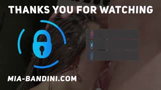 ஃபிட் கேர்ல் ஒரு ட்ரீட்மென்ட் பெறுகிறாள் மற்றும் மெஸி ஃபேஷியல் எடுக்கிறாள்