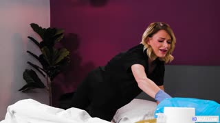 Si Serene Siren at Emma Hix ay naglilinis ng hotel room