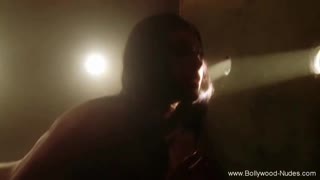 Očaran zrelom brineta MILF u solo Bollywood plesu