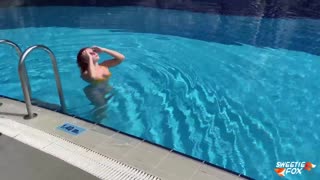 Rothaarige nimmt intensives Pounding mit Deepthroat und Spermaschlucken im Hotel