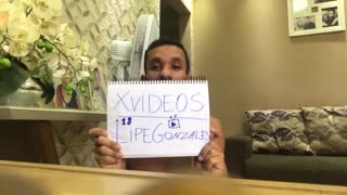 카메라로 신원 확인 중