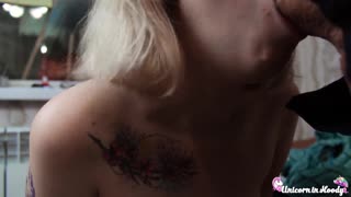 Schlampe mit netten Titten gibt subtilen Oral zu großem Schwanz und endet auf Brust