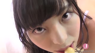 Stunning lady sa lingerie na nagte-tease ng candy sa kitchen scene