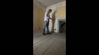 Submisivní sex hračka na vodítku v skříni připravená k použití