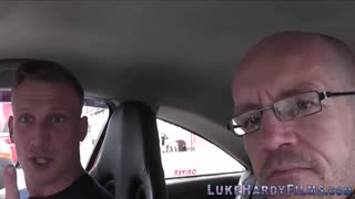 Goth wa Uingereza Mwenye Uvuti Anashiriki na Wawili katika Threesome Moto