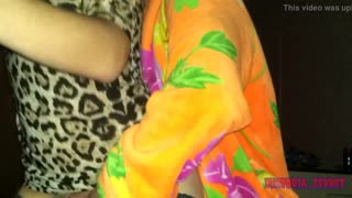 Hej, hočeš videti, kako delimo mojo punco v nogavicah?