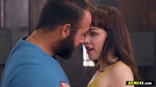 Ljubila sem biti tepena v policijski uniformi kot vroča MILF Natalia Starr