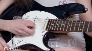 Này, muốn xem cô teen tóc đen 18+ 18+ trong vớ sexy đổi bài học guitar lấy anal nóng?