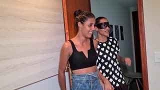 Braziliaanse lesbische meid presenteert haar tiener 18+ vriendin met groepseks en kan niet alleen kijken - trailer