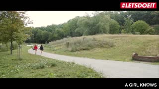 Dekle ve - Angel Piaff in Sybilova strastna lezbična piknik na prostem