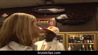 സ്ലട്ടി മിൽഫ് കയ്‌ലാ ക്വിൻ ഒരു ബ്ലാക്ക് സ്റ്റാലിയനുമായി റോ ഗ്രസ് സെക്സ് ആസ്വദിക്കുന്നു