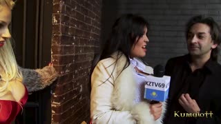 Kumalott가 큰 가슴 금발과 엔젤 윙스 타투로 야생 오르지를 선보여요