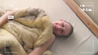 Ei, garota magra quente se masturba na cama! 😍