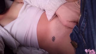 여행 버스에서 부끄러움 없이 스스로 만지는 장난기 어린 소녀