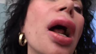 لارا احساس کثیف می‌کند اما ماهرانه کاک را کنترل می‌کند و کوم را روی باسنش می‌مالد