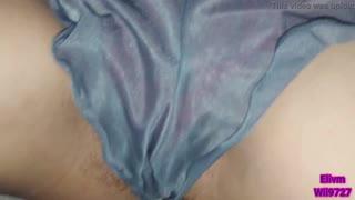 என் கைகள் அவரது ஈரமான பூஸி மற்றும் மென்மையான மார்புகளை ஆராய்ந்தன, அங்கு சுத்த மகிழ்ச்சியை உணர்ந்தேன்