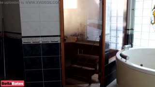 ¿Cómo maneja una MILF el calor extremo de sauna a frío helado en público?