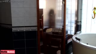 Wie hält eine MILF extreme Sauna-Hitze bis eisige Kälte in der Öffentlichkeit aus?