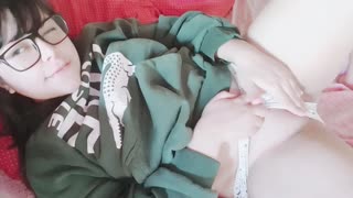 Любительница тин 18+ Hana Lily мастурбирует соло, близкий план на её petite тело!