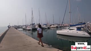 دختر نوجوان تایلندی آماتور ۱۸+ گیلاس در یونیفرم سکسی توسط کیر سفید بزرگ سکس می‌شود