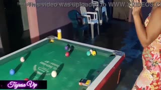 카바레 풀 테이블에서 두 고객 서브