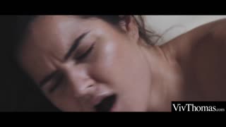 عشاق السحاقيات الجذابات ينفجرن في هيجان جنسي بري