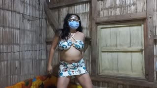 Oye, ¿Quieres Ver Mi Baile Casero en Falda Corta sin Bragas?