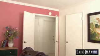 バストーブロンドがカーブしたお尻で大きな黒いチンポをワイルドアナルアクションで騎乗