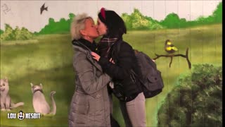 Vroči trenutki z Lou Nesbit in Lia Louise v pekoči lezbijski kompilaciji lizanja