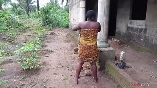 Africký dárek připravuje těsnou kundičku na divoké venkovní bušení