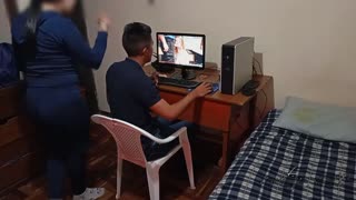 എന്റെ ബെസ്റ്റ് ഫ്രണ്ട് എന്നെ പോൺ കാണാൻ മസ്റ്റർബേറ്റ് ചെയ്യുന്നത് കണ്ട് ചേരുന്നു. ഞങ്ങൾ മാത്രമായിരിക്കുമ്പോൾ എന്റെ മുറിയിൽ അവളെ എടുക്കുന്നു