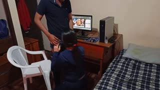Prietenul meu cel mai bun mă prinde masturbându-mă la porno și se alătură. O termin ducând-o în camera mea când suntem singuri