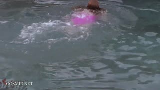 Misha Lowe fica molhada e selvagem na piscina!