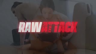 Hubená drobná 18+ Aria Haze se nechá tvrdě šoukat v horkém pohovoru