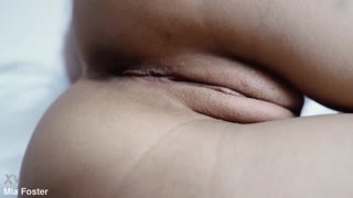 Ohromující krasavice předvádí těsné dírky pro intenzivní prstování