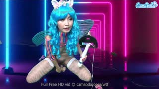 Azijska lepotica Marica Hase z velikimi prsmi jezdari na Sybian do intenzivnega orgazma