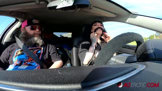 Misha Montana bereitet ihren tätowierten Körper auf eine weitere kühne Tattoostunde vor