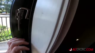 misha montana priprema svoje tetovirano telo za još jednu hrabru sesiju tetovaže