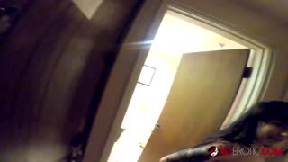 Misha Montana bereitet ihren tätowierten Körper auf eine weitere kühne Tattoostunde vor