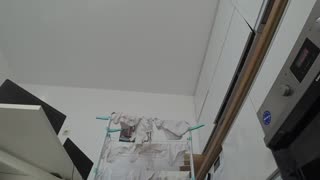 Skrivena kamera hvata zrelu debeljušku suprugu u sočnim gaćicama, pogled odozdo